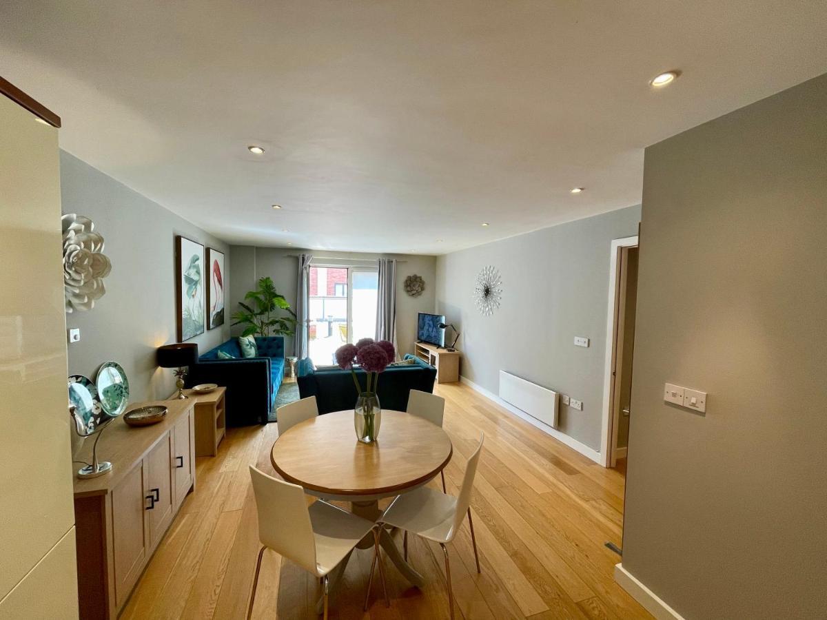 לימינגטון ספא Stunning 2-Bed Town Centre Apartment - Hosted By Hutch Lifestyle מראה חיצוני תמונה