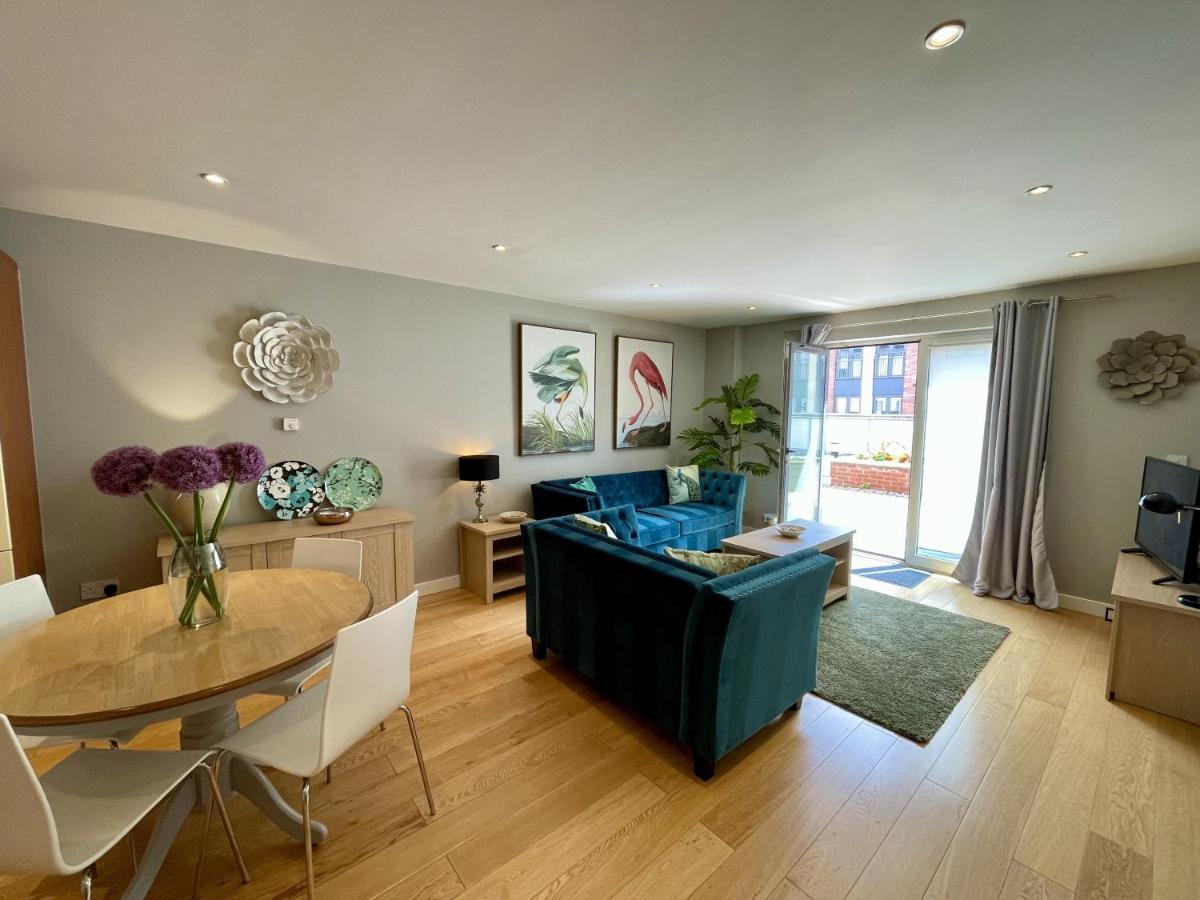 לימינגטון ספא Stunning 2-Bed Town Centre Apartment - Hosted By Hutch Lifestyle מראה חיצוני תמונה